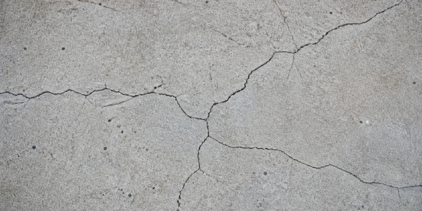 Crepa ramificata vista dall'alto su una lastra di pavimento industriale