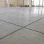Maglia di giunti sigillati su un pavimento industriale in calcestruzzo