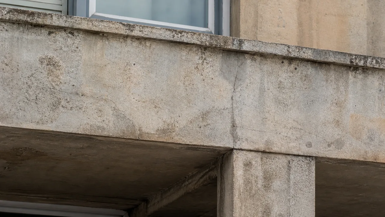 Dettaglio della facciata invecchiata di un edificio in cemento armato ante 1967