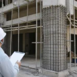 Lavori di adeguamento sismico su una struttura in cemento armato con ponteggi