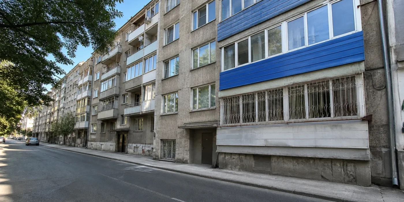 Fila di edifici residenziali in cemento armato lungo una strada