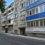Fila di edifici residenziali in cemento armato lungo una strada