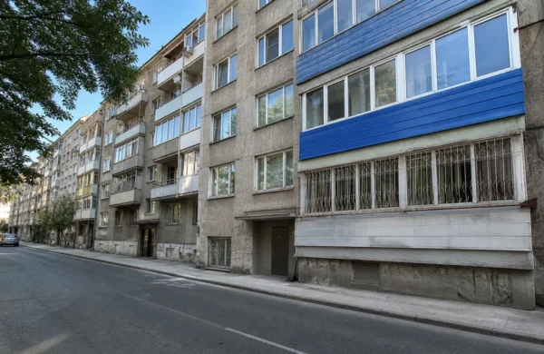 Fila di edifici residenziali in cemento armato lungo una strada
