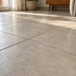 Crepa dritta che attraversa più piastrelle del pavimento di casa